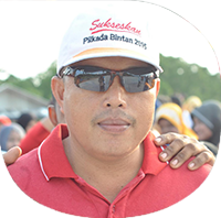 Masayang customer matapos maaprubahan at matanggap ang loan